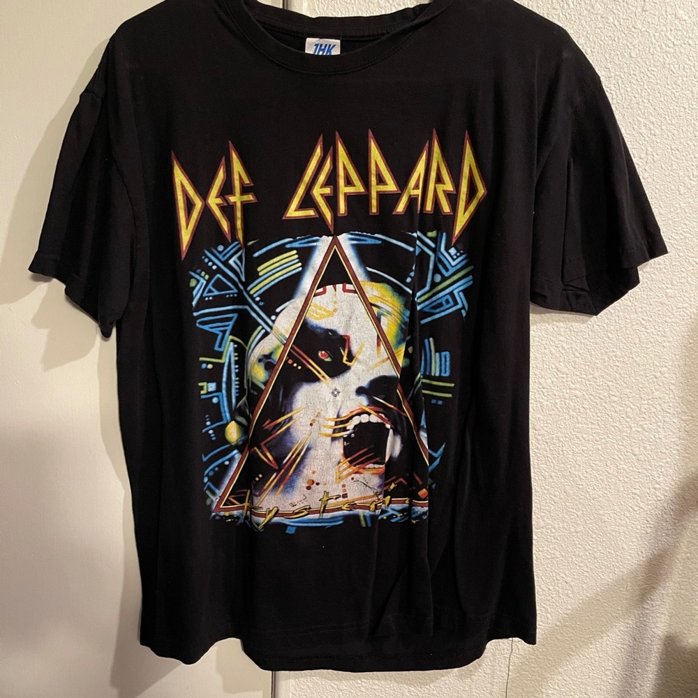 Def Leppard shirt
